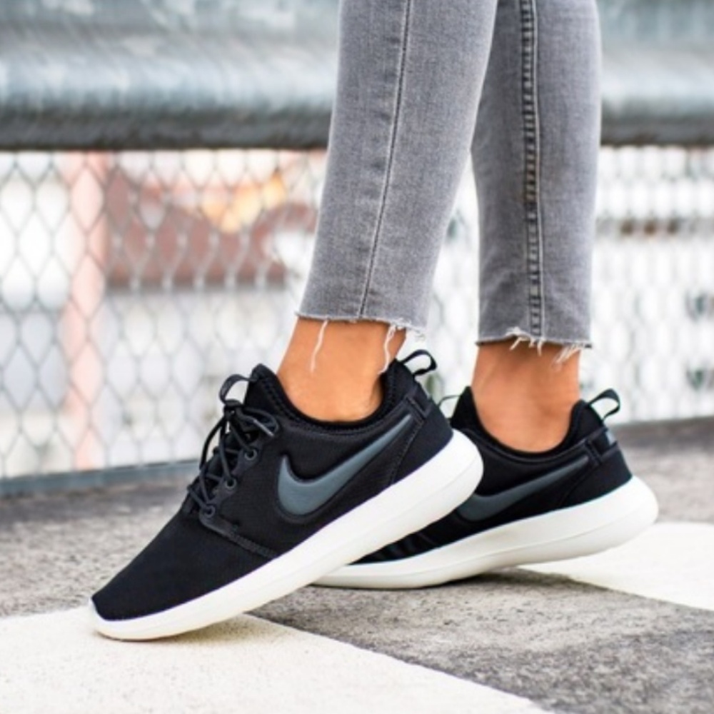 Nike Women's Roshe Run 2 Sneakers Shoes Sz 7 New